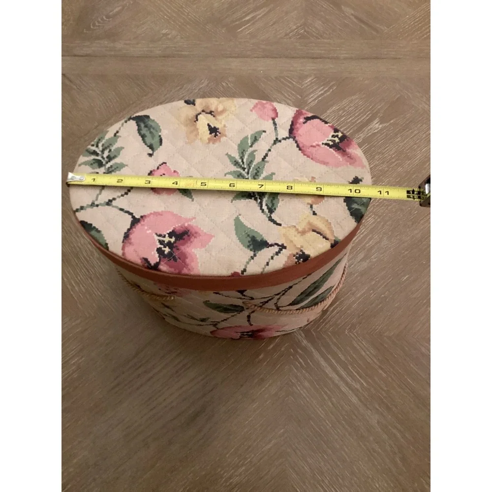 VINTAGE DREAM HOUSE CLOSET/SEWING ACCESSORIES JAYHAWK NY BOX IN QUILTED FLORAL